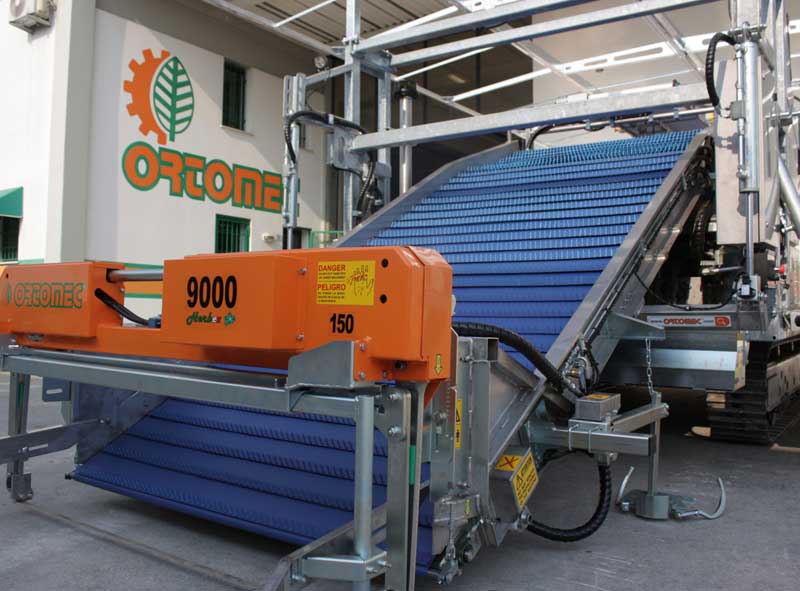 Самохідний гусеничний комбайн для збору салатів Ortomec Lattuga 9000
